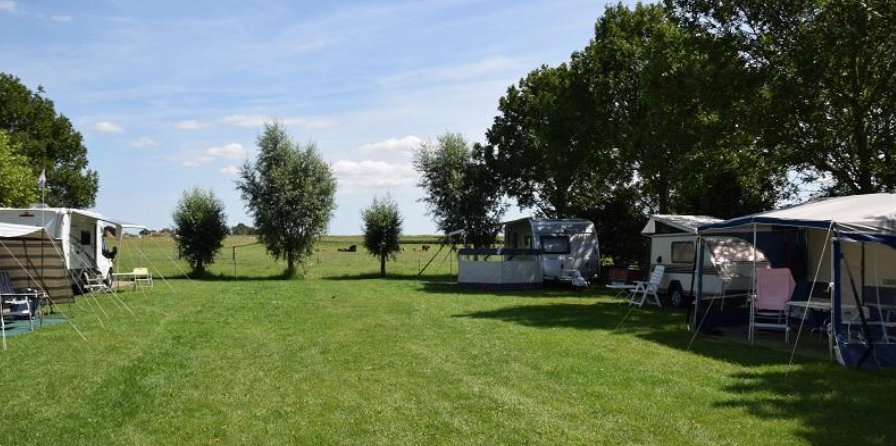 Camping Natuurlijk genoegen met caravans en campers geparkeerd